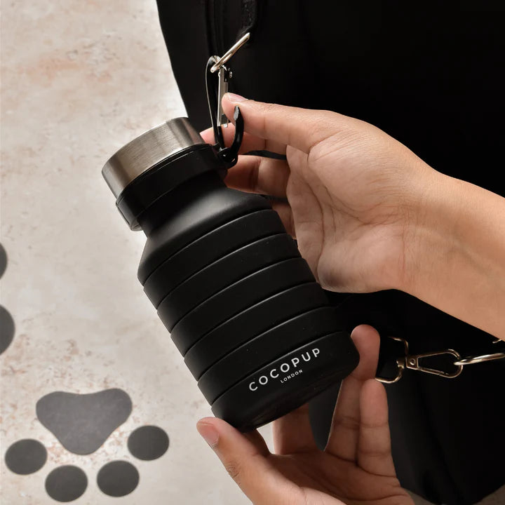 Faltbare Wasserflasche in Schwarz – leicht zu verstauen und ideal für Wanderungen.