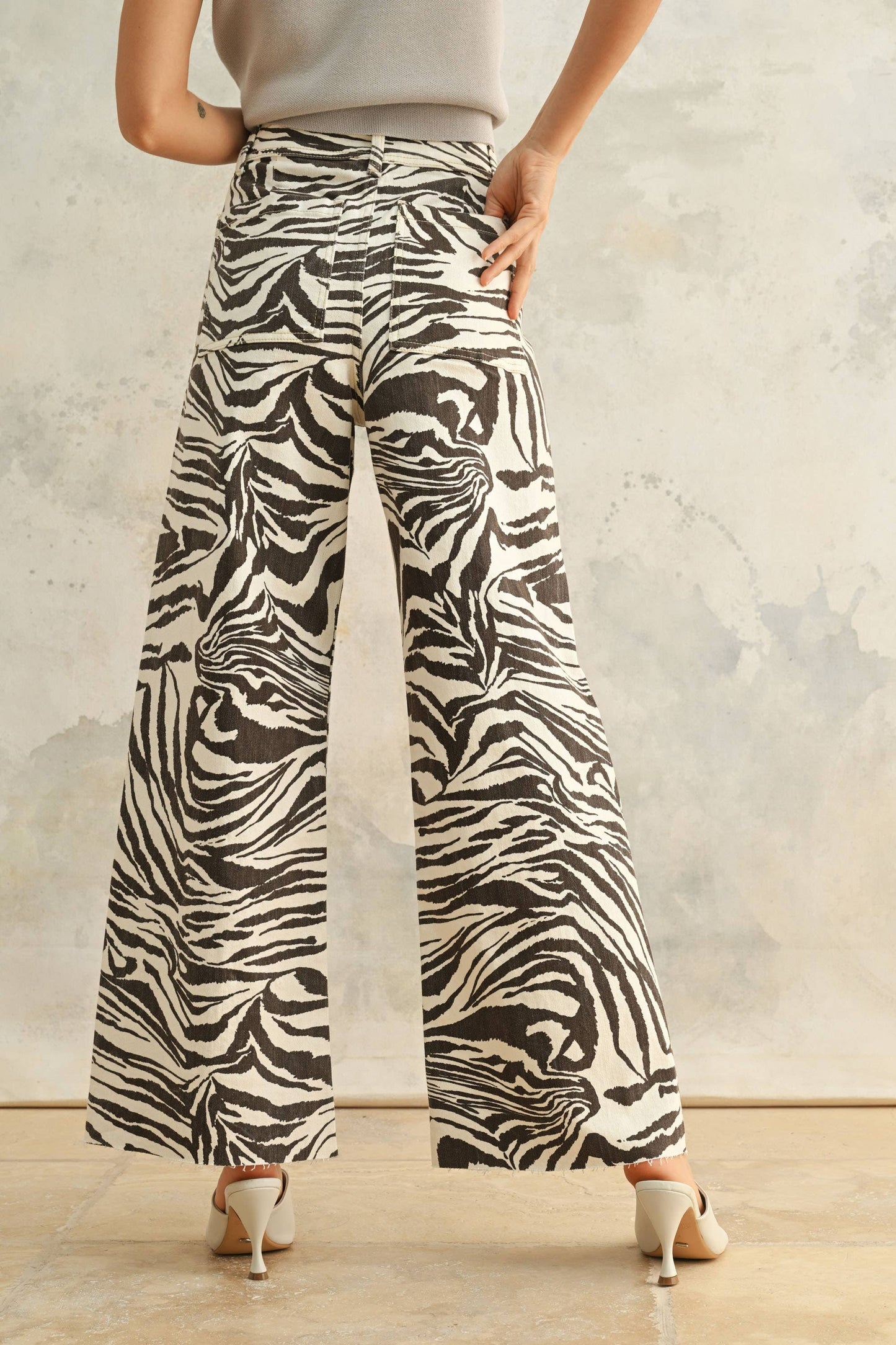 Zebra-Print Wide-Leg-Jeans – eine entspannte Passform trifft auf ein wildes Design.