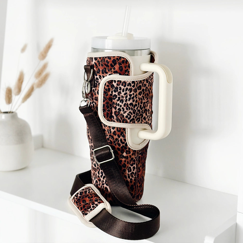 Schütze deinen Edelstahlbecher mit der COCONUT LANE Tragetasche im auffälligen Leopardenprint – perfekt für unterwegs!