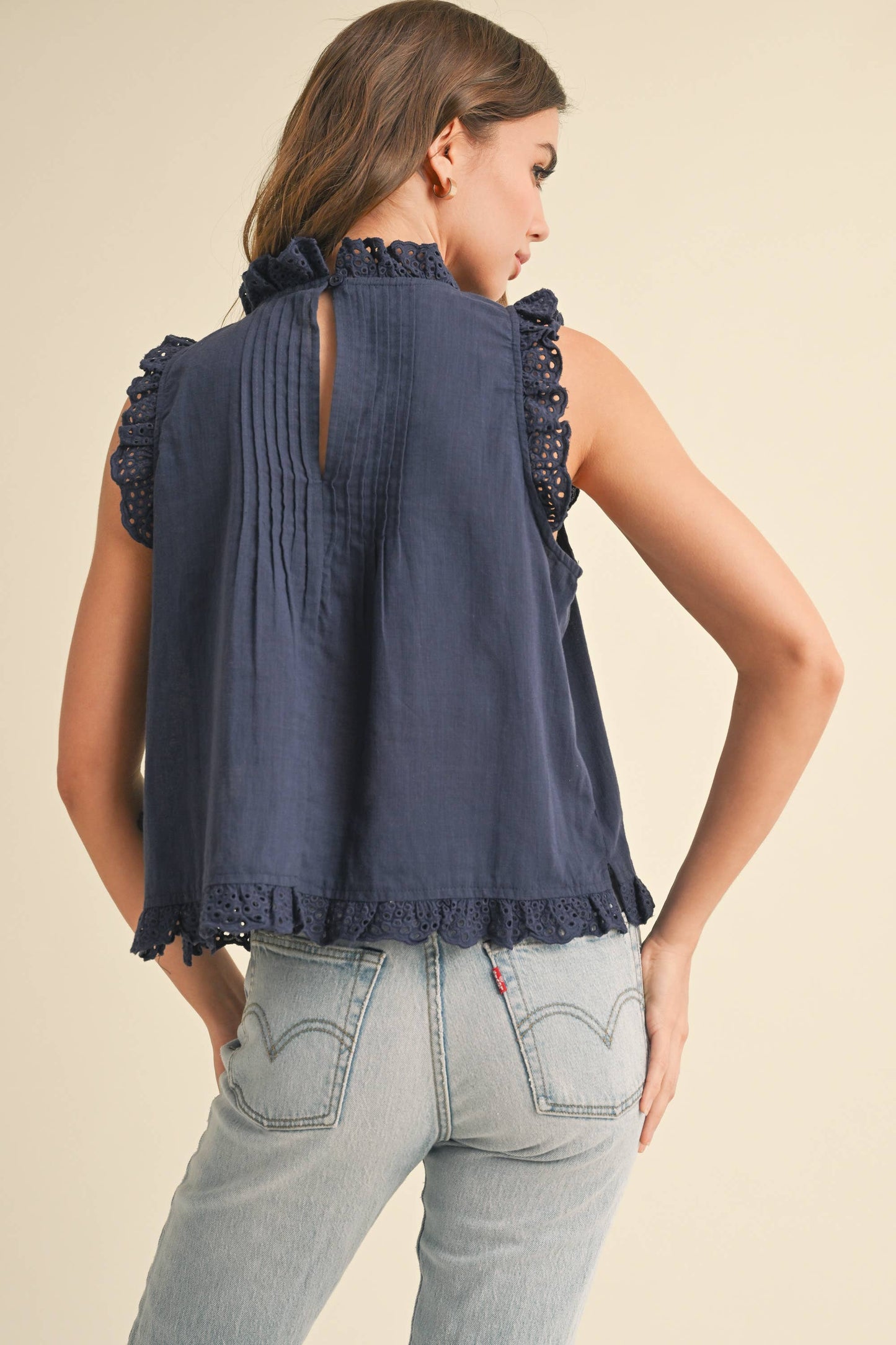 Ärmellose Bluse mit Rüschen