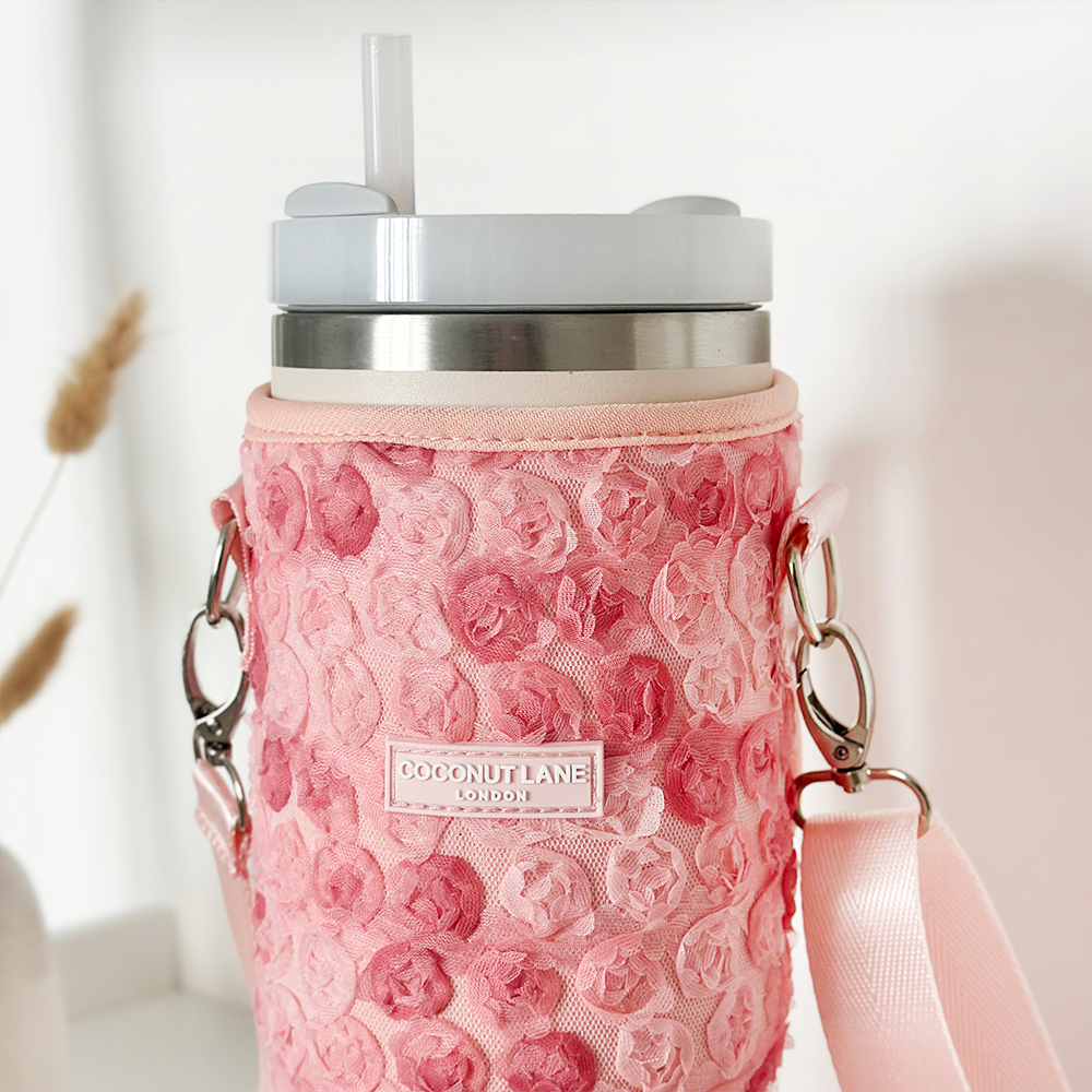 Blumiger Schutz für deinen Tumbler – Die Tumbler Carry Case im 3D-Floral-Design ist die perfekte Möglichkeit, deinen Tumbler sicher und stilvoll zu transportieren.