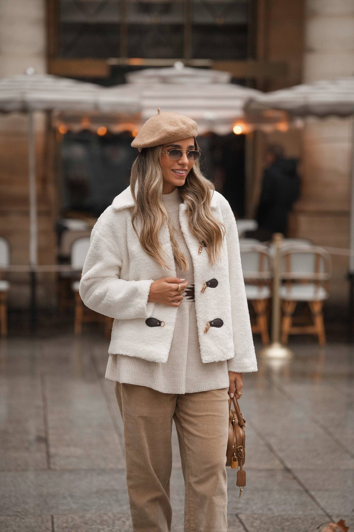 Damen Teddy-Kurzjacke in Cremeweiß mit Knebelverschluss, getragen im Streetstyle-Look