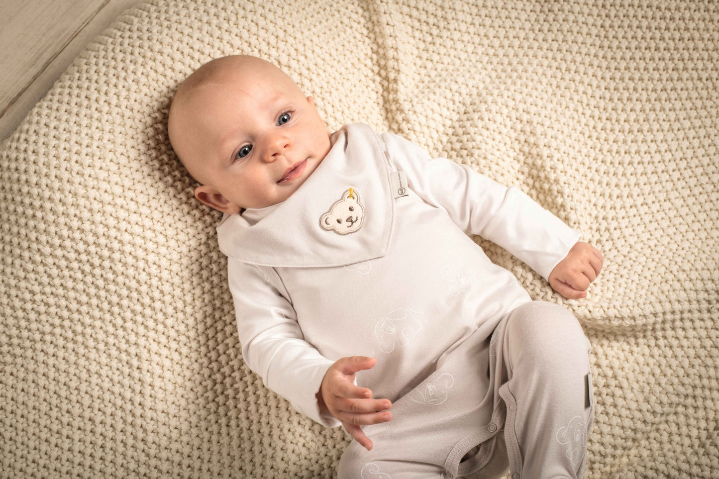 Komfortables Steiff Halstuch aus GOTS-zertifiziertem Material – ideal für Babys und perfekt für kühle Tage.