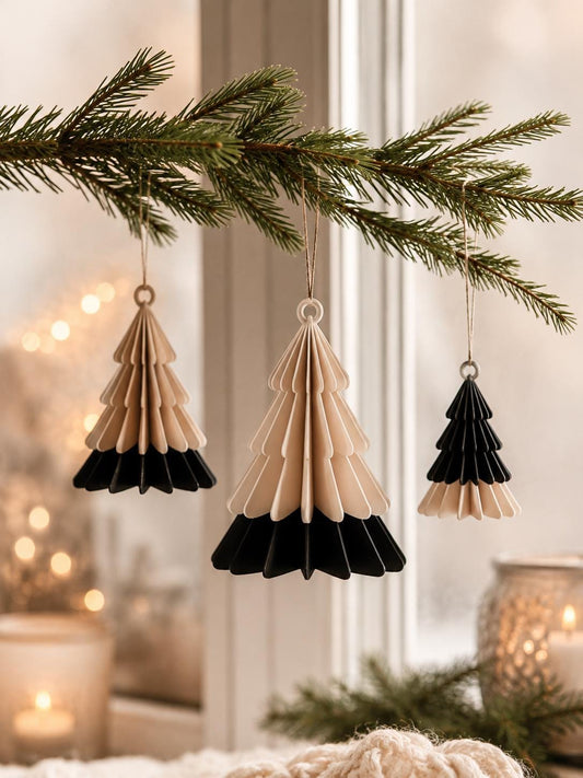 Hängende Weihnachtsbäume in verschiedenen Größen & Farben