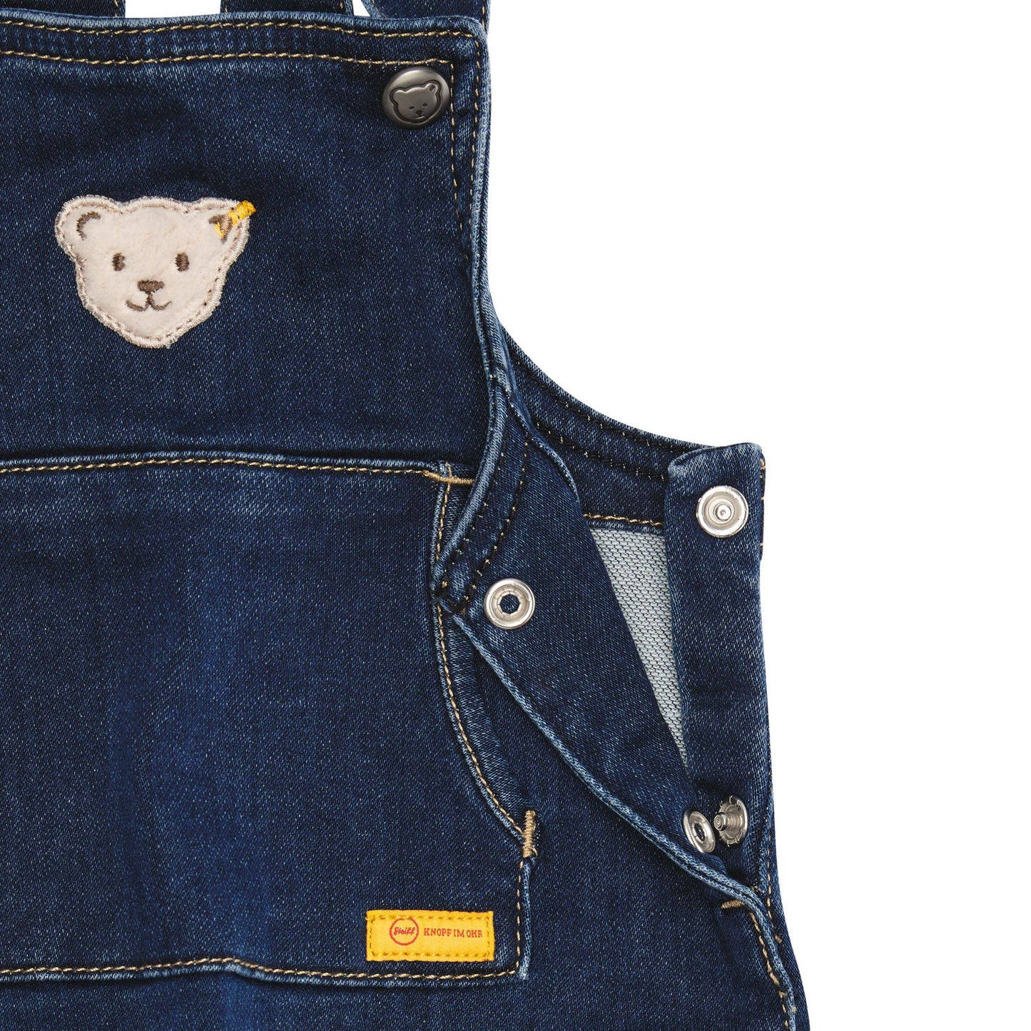 Süße Baby-Jeanslatzhose mit praktischen Druckknöpfen an den Seiten.