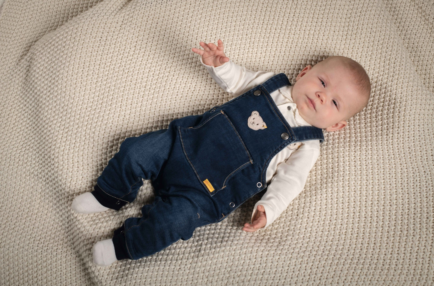 Latzhose aus strapazierfähigem Denim für Babys, ideal für sommerliche Tage.