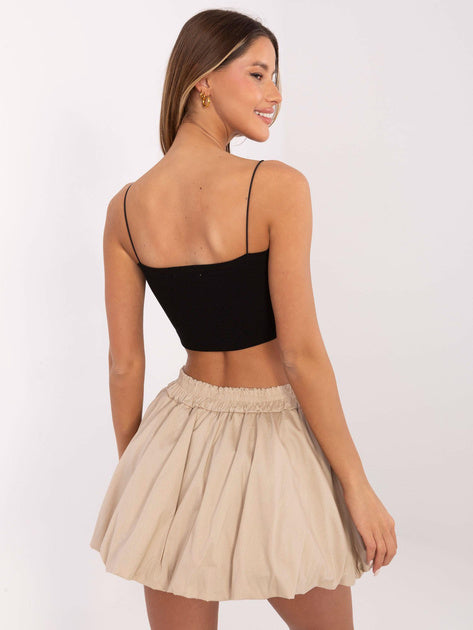 Rückansicht des schwarzen Crop Tops auf einem Model