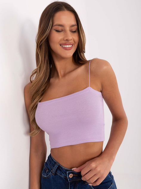 Sommerliches Crop Top in zartem Fliederton auf weißem Hintergrund