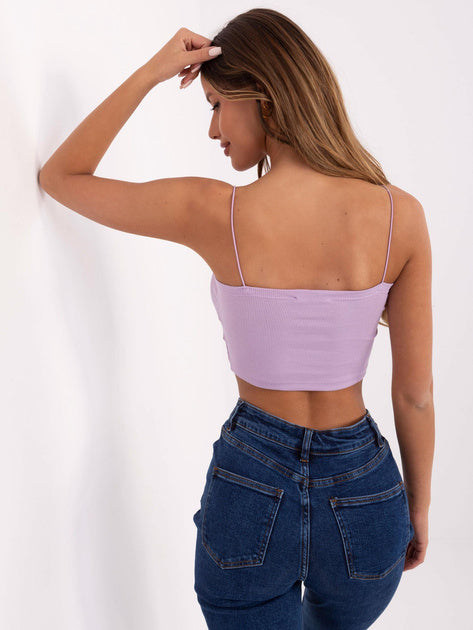 Rückansicht des fliederfarbenen Crop Tops auf einer Frau