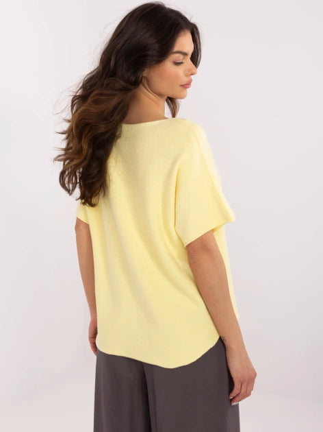 Gelbes Basic-Tee für sommerliche Outfits