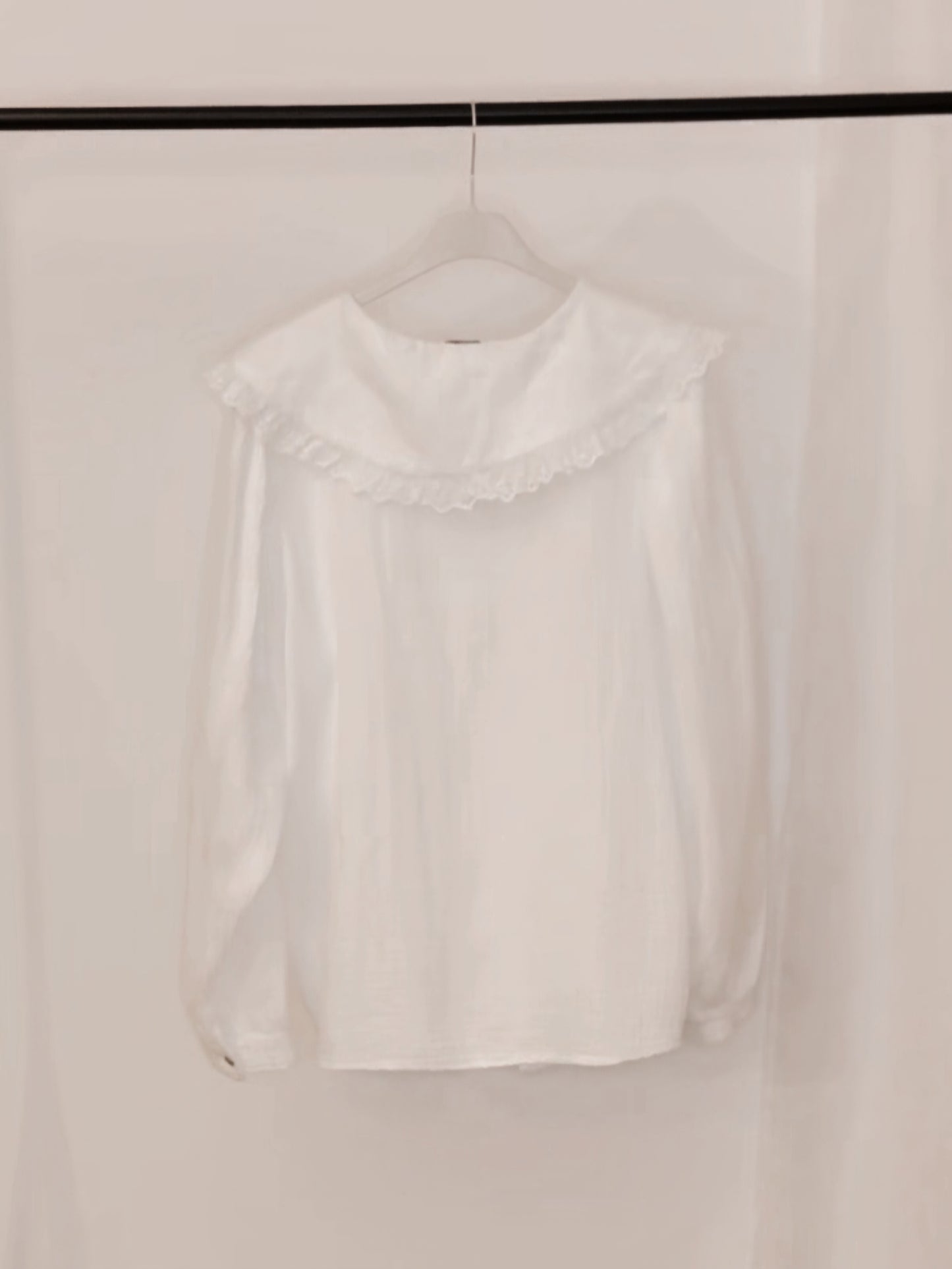 Musselin-Bluse mit Statement-Kragen