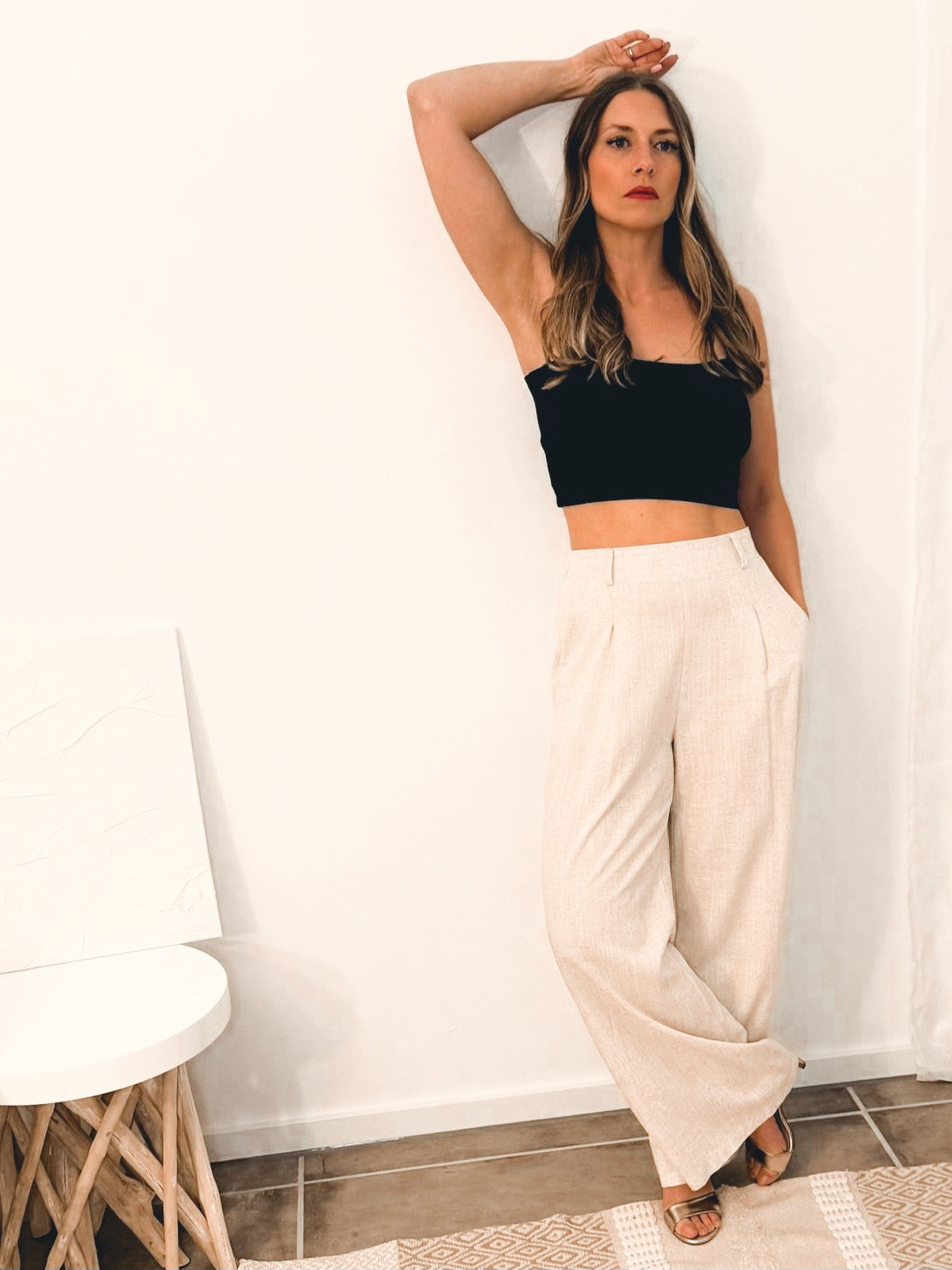 Schwarzes Basic Crop Top mit dünnen Trägern, getragen von einem Model