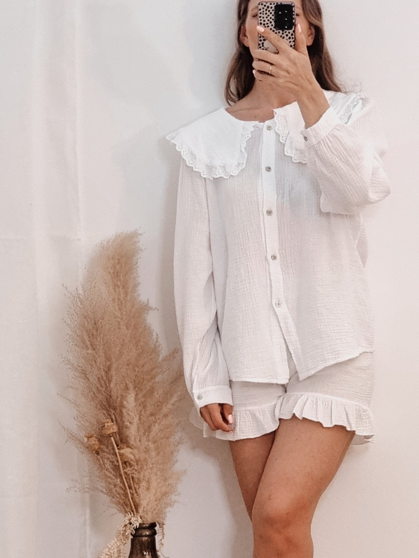 Musselinbluse in Weiß mit Rüschen-Peter-Pan-Kragen und Spitzendetail