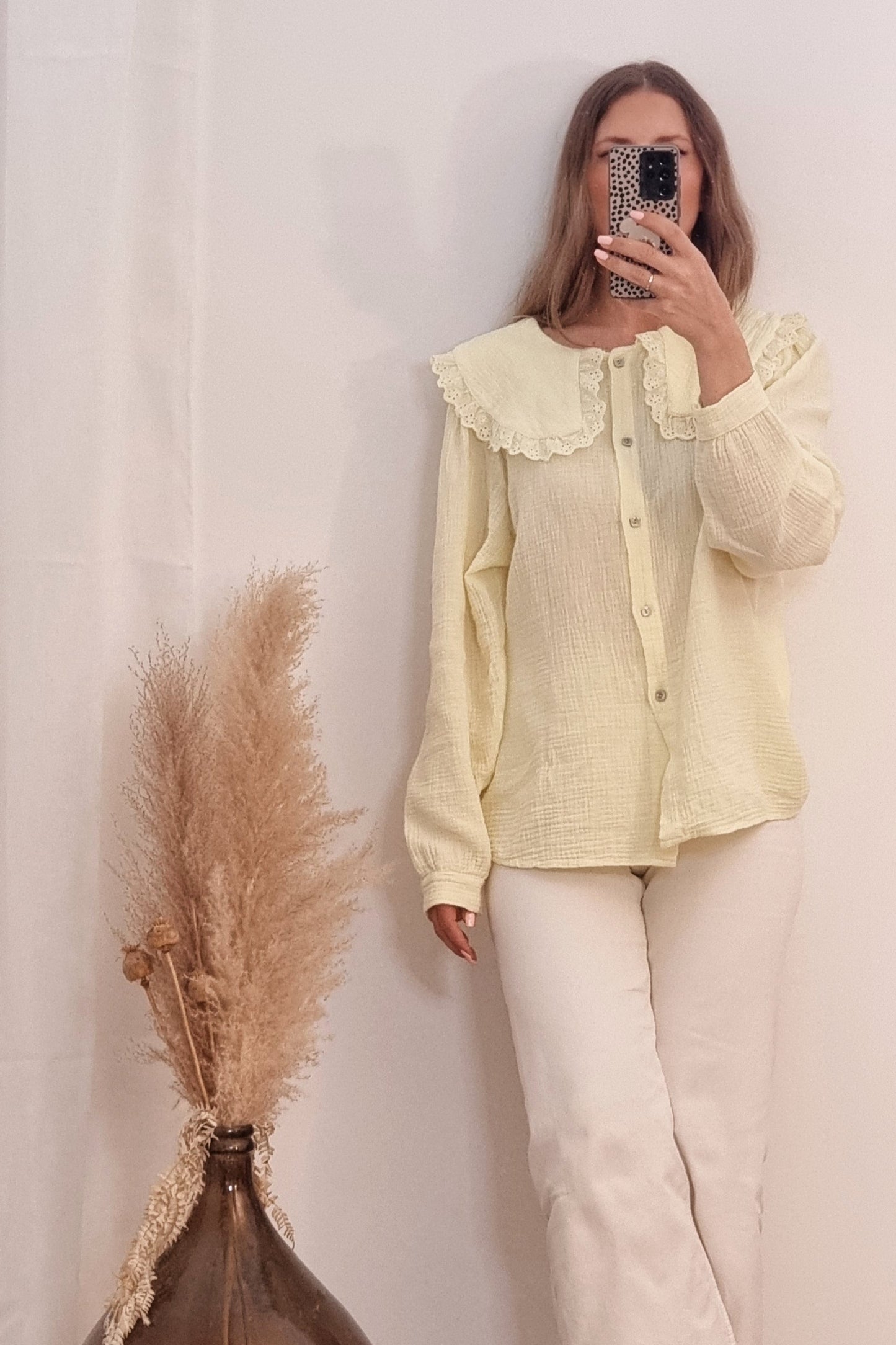 Gelbe Musselinbluse mit Spitzenkragen, ideal für den Frühling