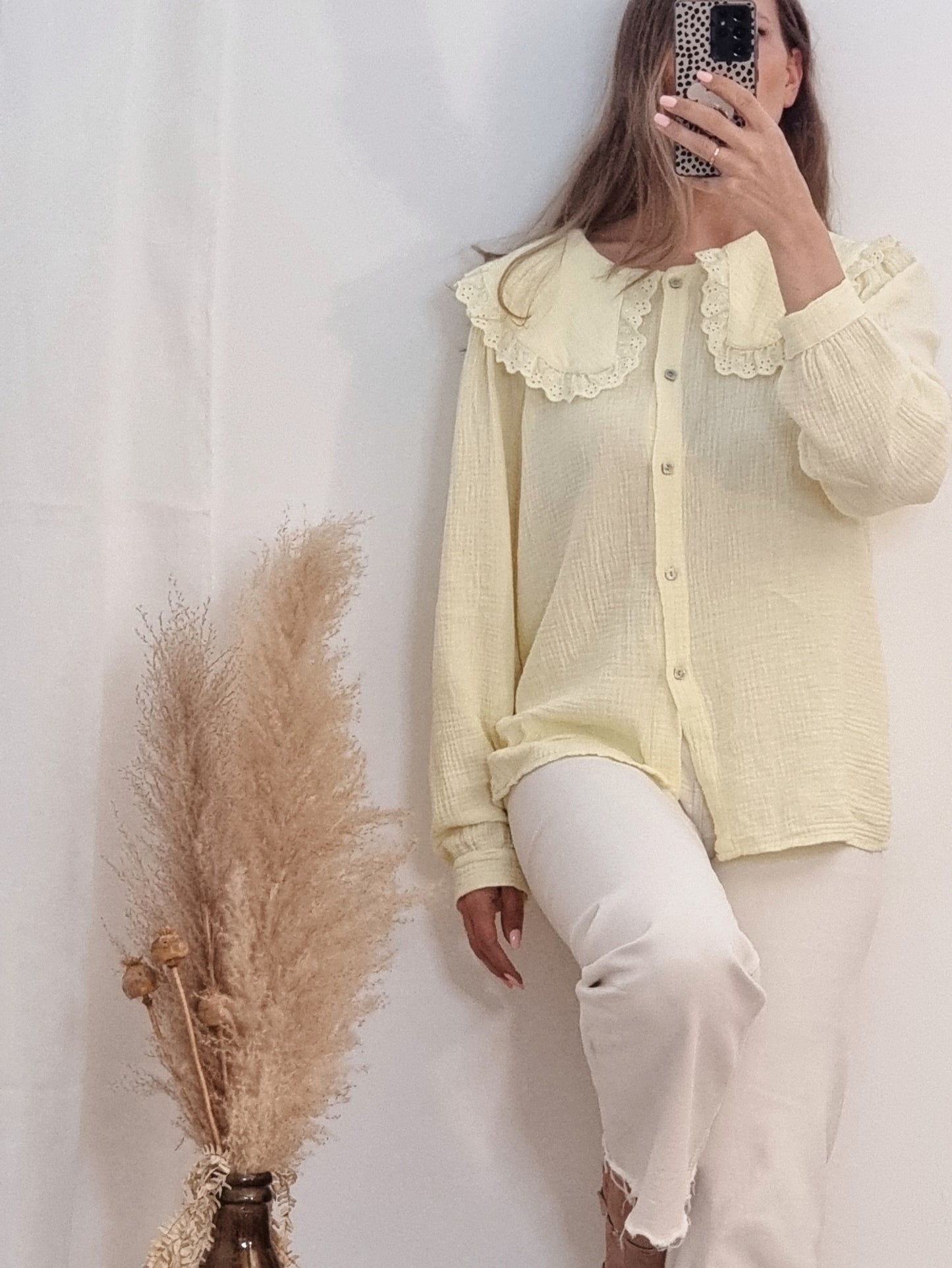 Musselinbluse in Gelb mit Rüschen-Peter-Pan-Kragen und Spitzendetail
