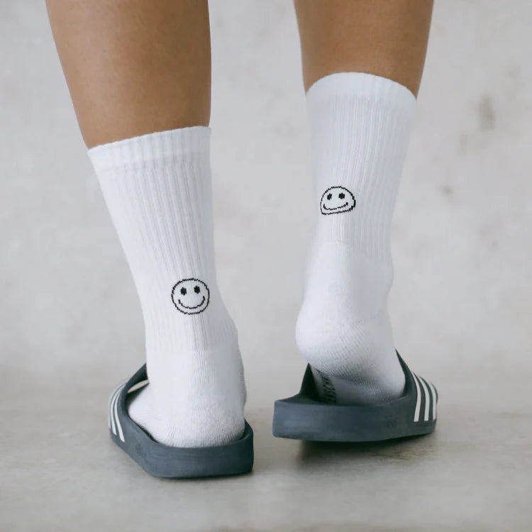 Lustige Socken mit einem farbenfrohen Smiley-Motiv, ideal für jeden Anlass, ob gemütlich zu Hause oder unterwegs.
