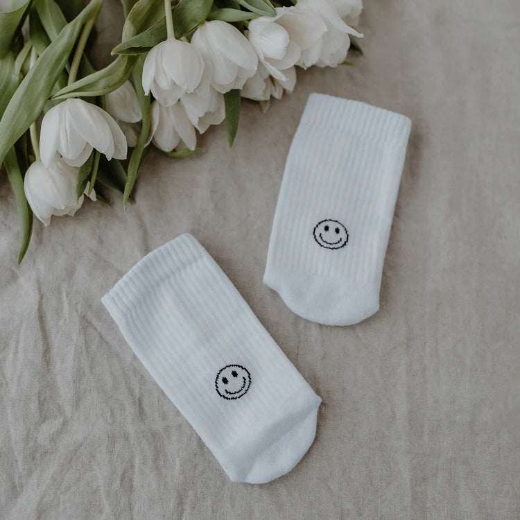 Kuschelige Socken mit Smiley-Muster von Eulenschnitt, ideal für ein fröhliches und bequemes Tragegefühl.