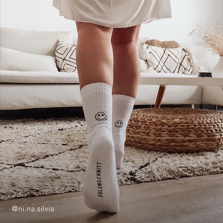 Socken mit fröhlichem Smiley-Muster von Eulenschnitt, perfekt für ein Lächeln an jedem Tag.