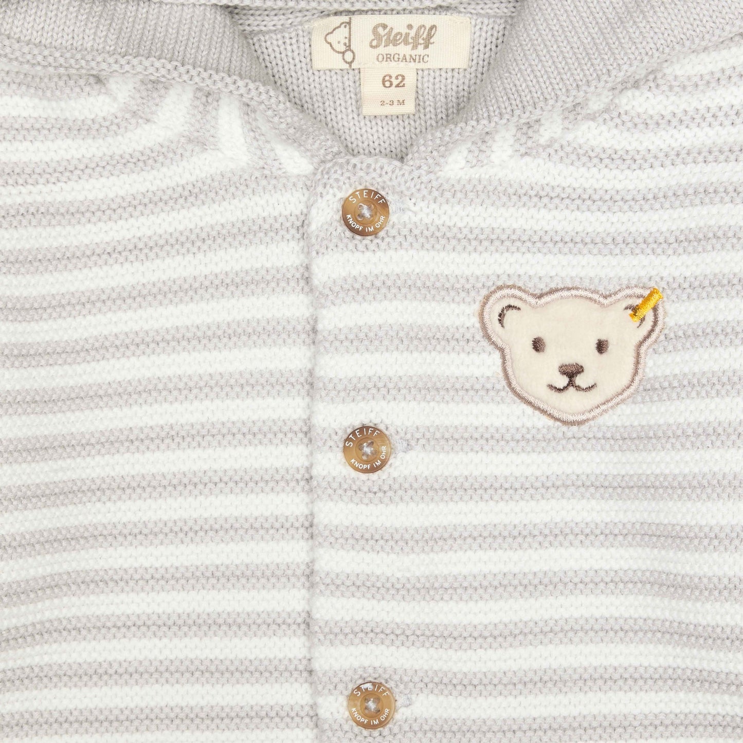 Bequeme Steiff Strickjacke aus weicher Bio-Baumwolle – GOTS-zertifiziert und ideal für Babys, die Komfort und Nachhaltigkeit schätzen.