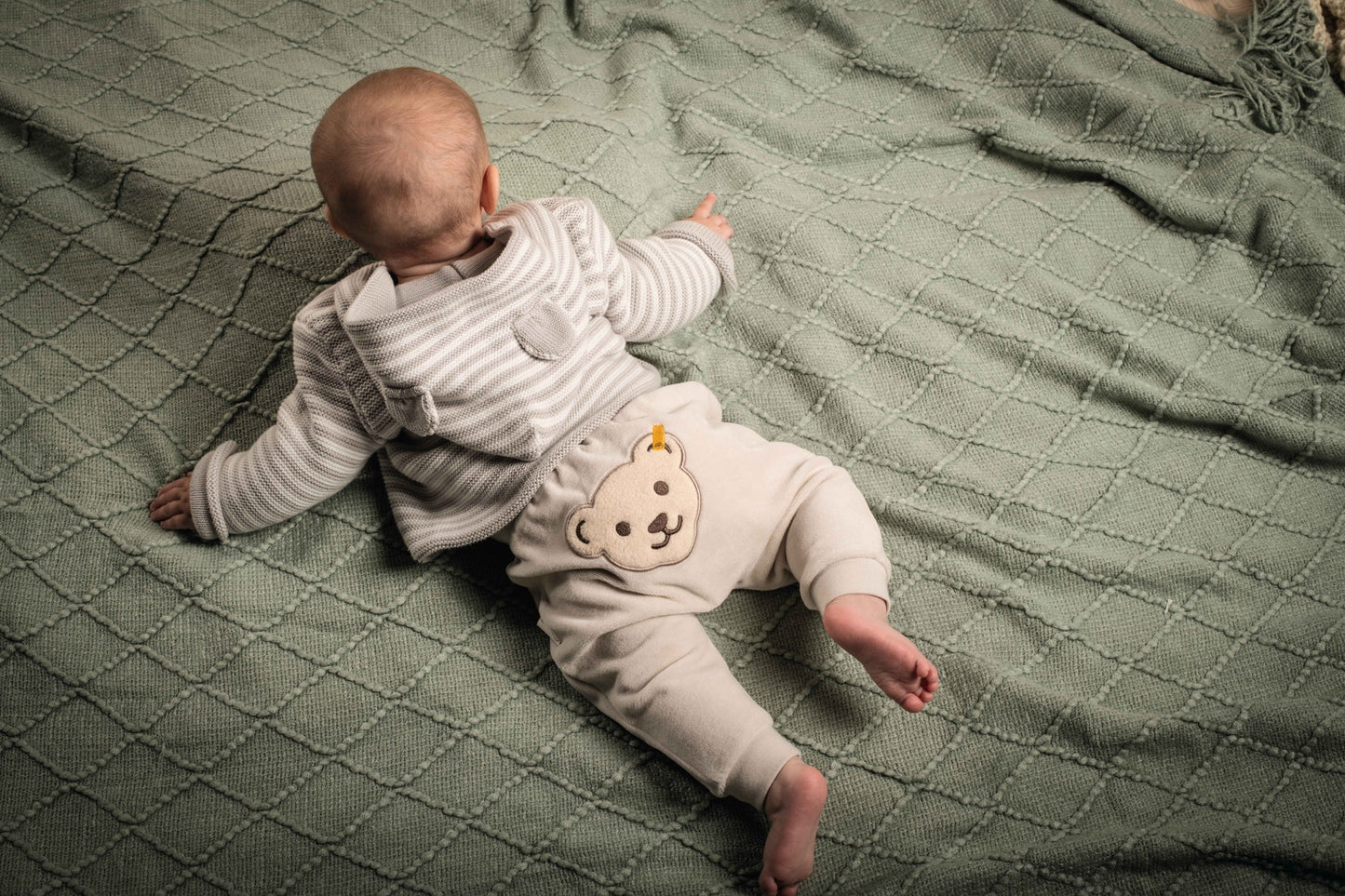 Steiff Baby-Strickjacke aus nachhaltiger, GOTS-zertifizierter Bio-Baumwolle – perfekt für den Alltag und die kalten Tage.