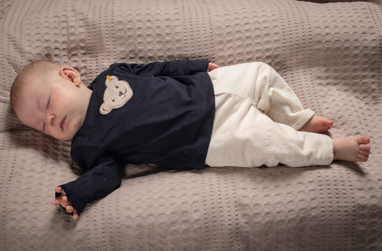 Langarm-T-Shirt für kleine Entdecker – perfekt für kühle Tage.