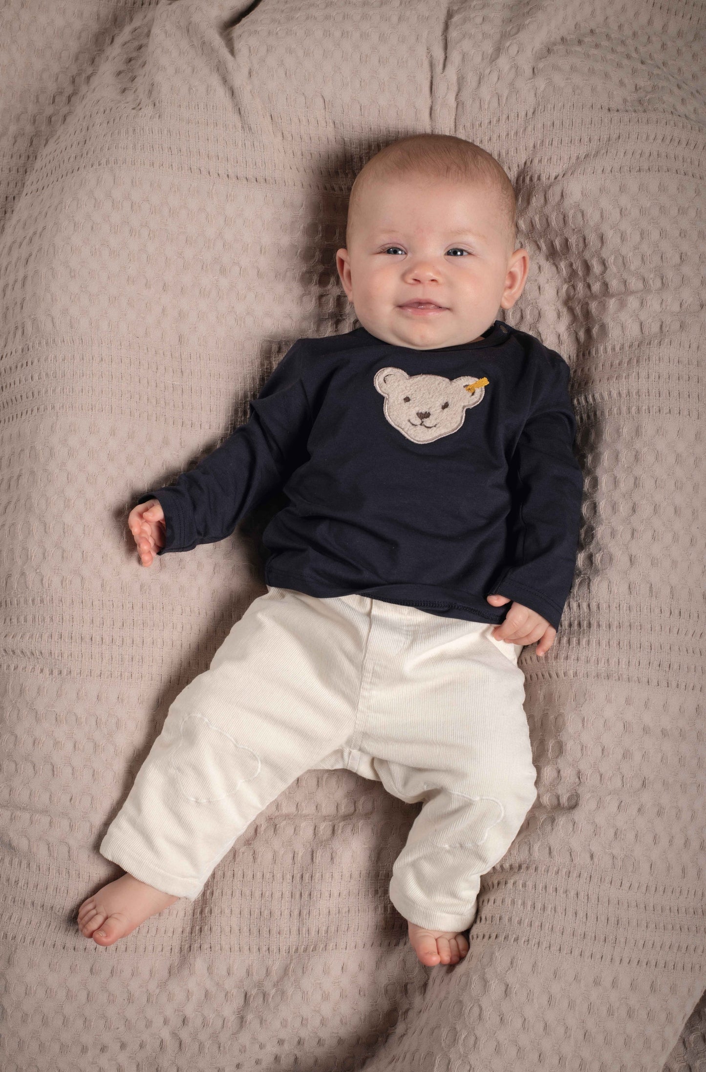 Baby-Langarmshirt mit feinem Stoff und elastischen Bündchen an den Ärmeln.
