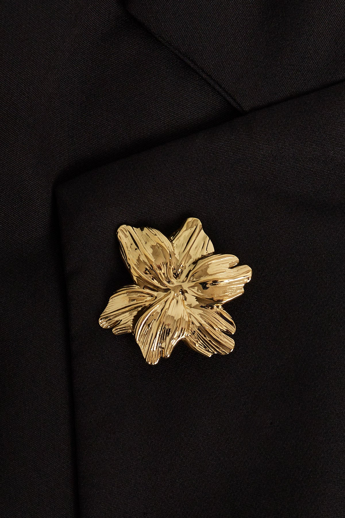 Goldene Blumenbrosche – setzt einen eleganten Akzent an Jacken, Taschen oder Schals