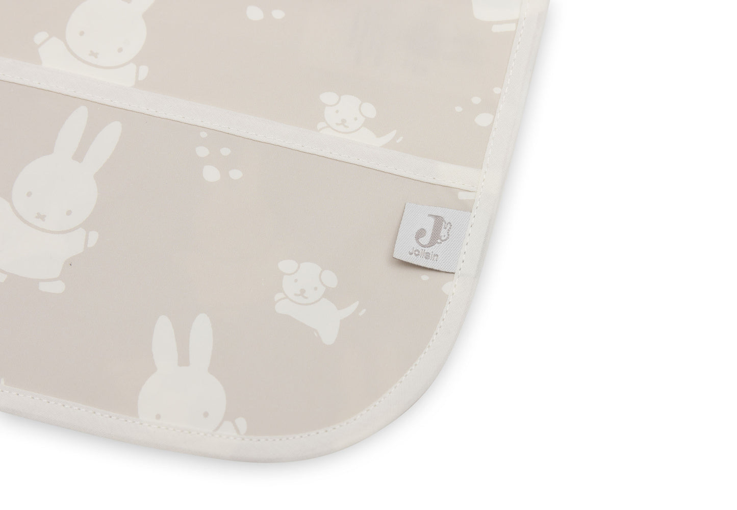 Detailaufnahme des wasserdichten Miffy & Snuffy Lätzchens mit Ärmeln in Nougat.