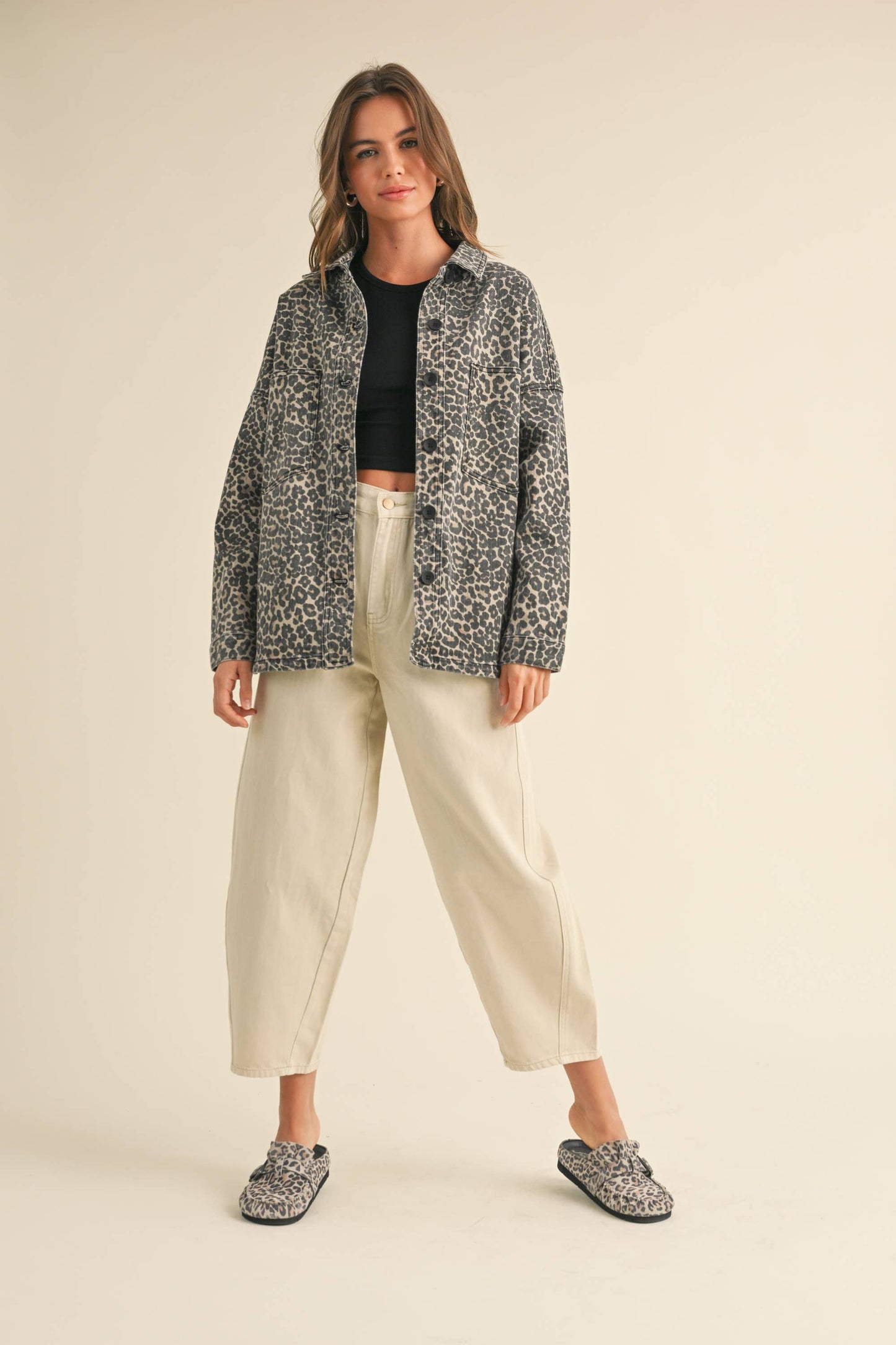 Lange Jeansjacke mit Leo-Print