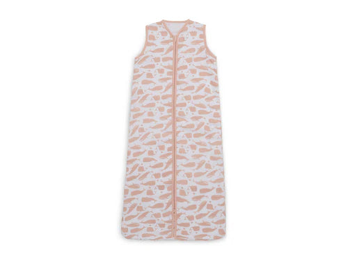 Der Baby-Schlafsack "Hydrophil" in Pale Pink ist die perfekte Wahl für dein Baby, um sicher und bequem zu schlafen, während der Wal-Print für Freude sorgt.