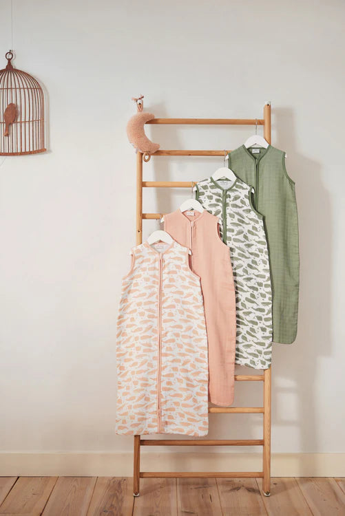 Der Baby-Schlafsack "Hydrophil" in Pale Pink mit süßem Wal-Muster von Jollein bietet deinem Baby Komfort und Wärme für eine sichere Nachtruhe.