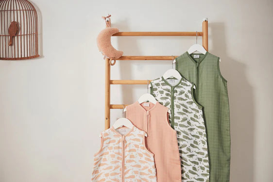 Der süße Wal-Print auf dem Baby-Schlafsack sorgt nicht nur für Komfort, sondern macht ihn auch zu einem niedlichen Hingucker.