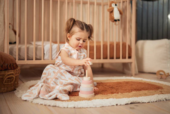 Der Schlafsack aus hydrophilem Material sorgt für ein angenehmes Schlafklima und ist sanft zur empfindlichen Haut deines Babys.