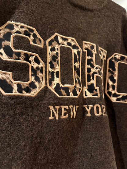 Kuscheliger Strickpullover mit SOHO Aufdruck und Leo-Print in angesagtem Schokoladenbraun