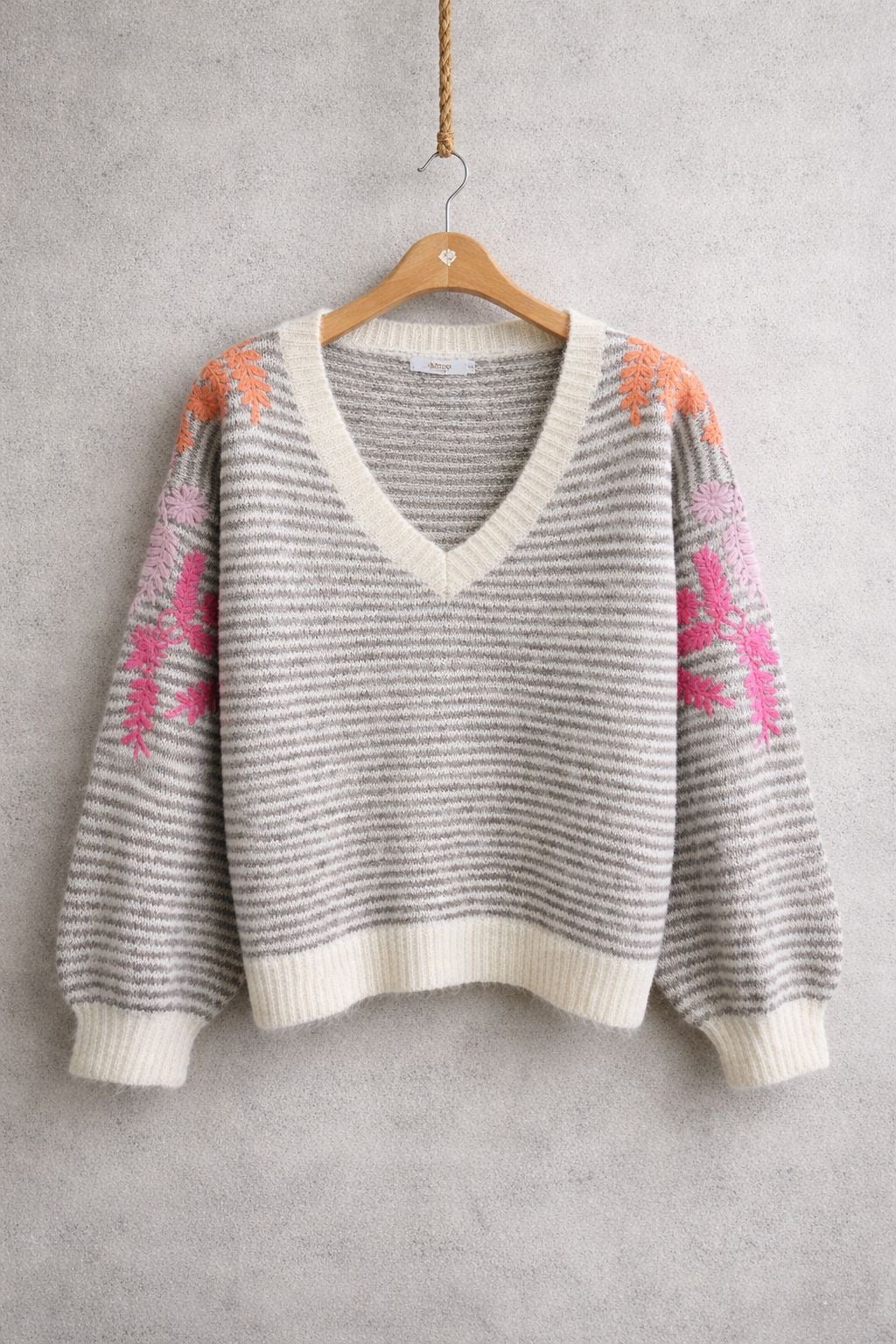 Gestreifter Pullover mit bunten Blumenstickereien