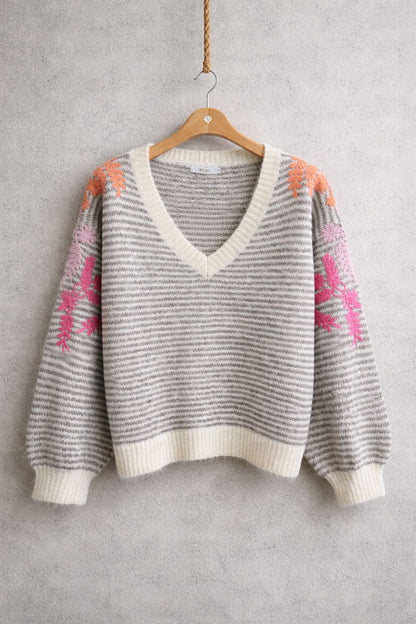 Gestreifter Pullover mit bunten Blumenstickereien