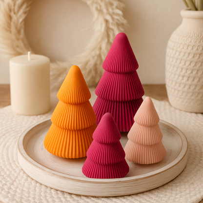 Weihnachtsbäume als Deko in verschiedenen Größen und Farben