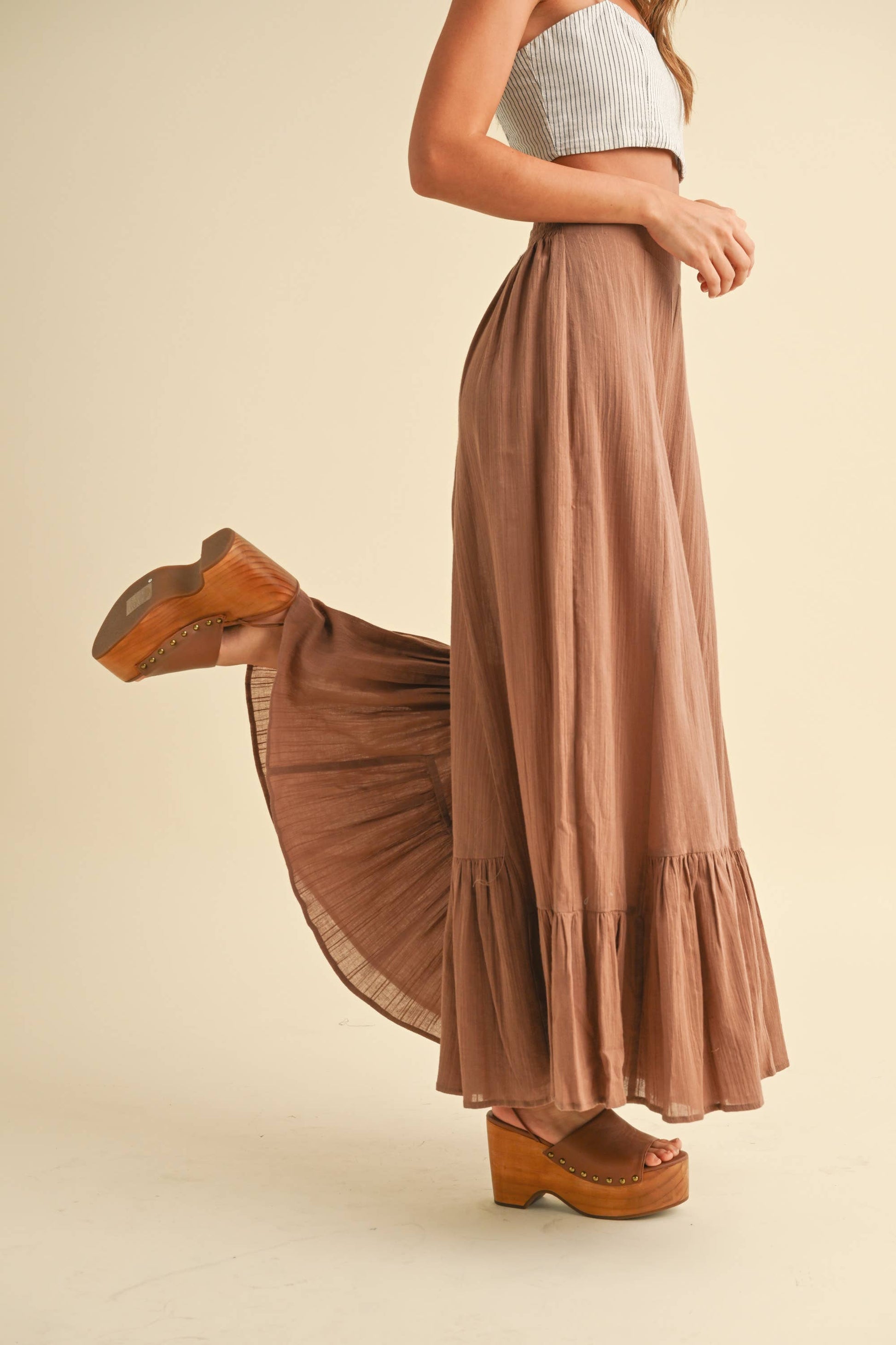 Stilvolle, weite braune Hose aus 100 % Baumwolle mit Rüschenverzierung am Saum – Ein bequemes und modisches Kleidungsstück für entspannte Sommerlooks.