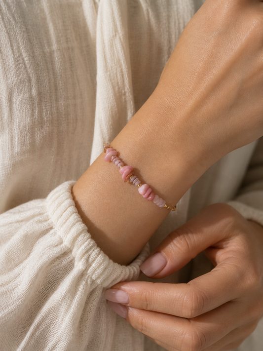 Zartes Perlenarmband in Rosé & Rosa mit Naturstein-Look
