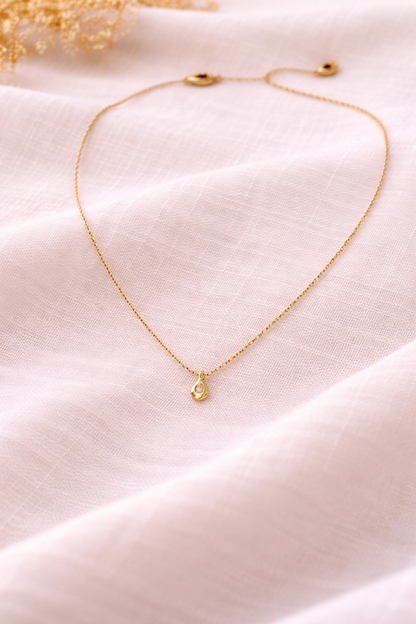 Zarte mit Mini-Anhänger – feiner Stein