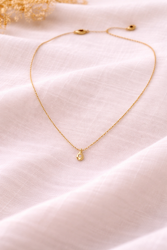 Zarte mit Mini-Anhänger – feiner Stein