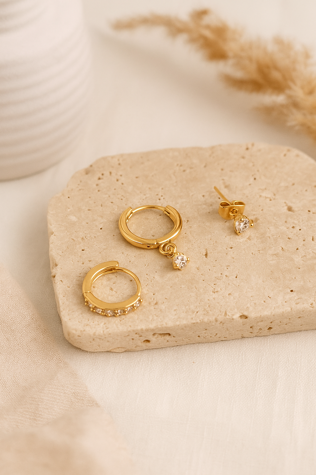 Feines Ohrring-Set in Gold mit Kristall-Details – Modern Chic