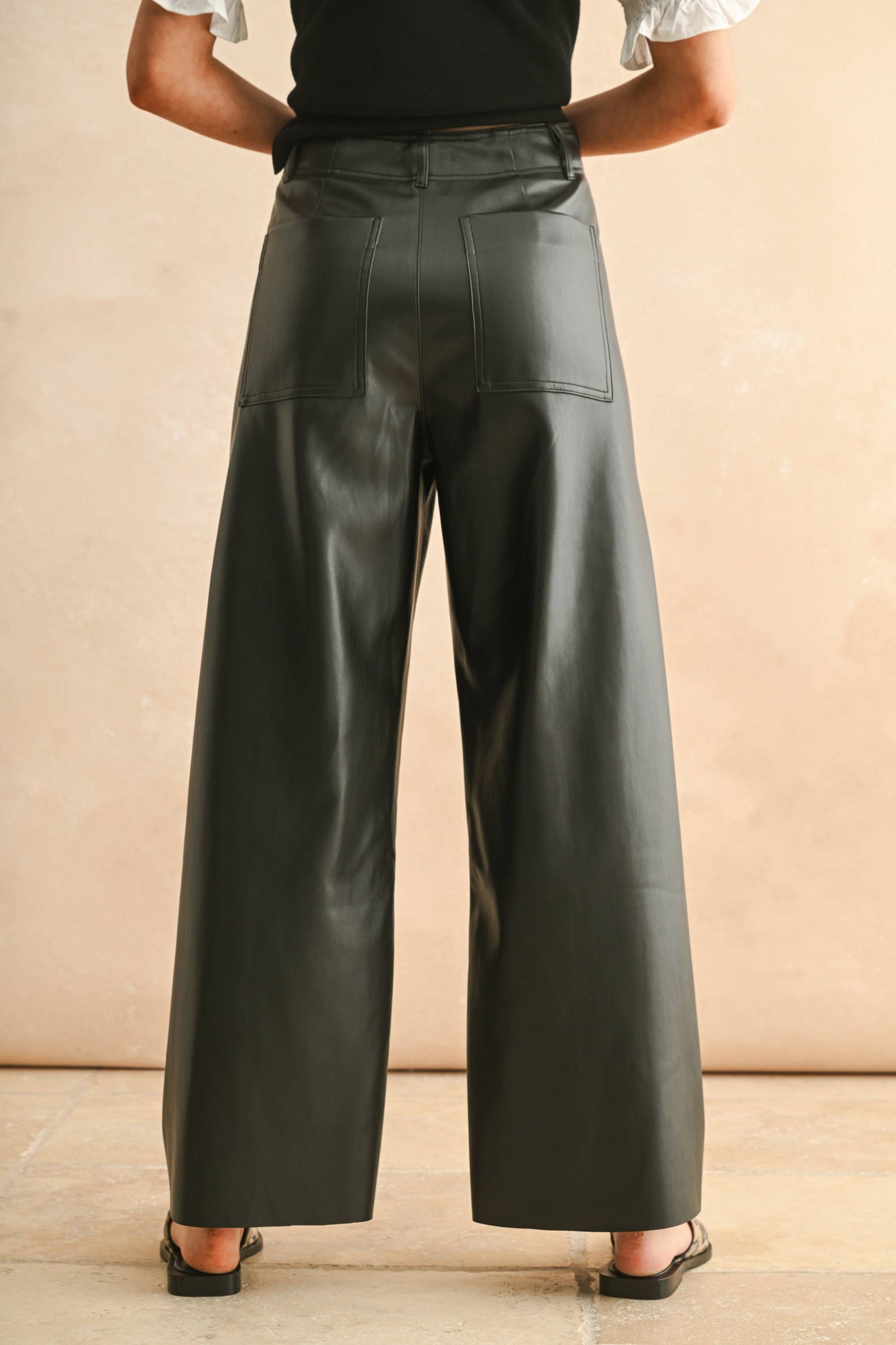 Vegane Lederhose Schwarz – Wide Leg Hose mit Pintuck-Falten