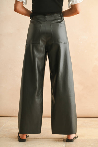 Vegane Lederhose Schwarz – Wide Leg Hose mit Pintuck-Falten