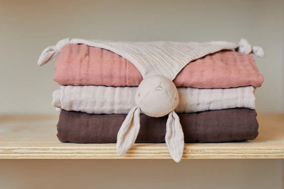 Babydecke Wrinkled Rosewood – atmungsaktive Decke aus 100% Baumwolle, ideal für die zarten Babyhaut.