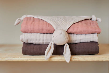 Babydecke Wrinkled Rosewood – atmungsaktive Decke aus 100% Baumwolle, ideal für die zarten Babyhaut.