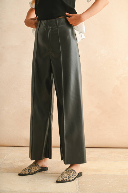 Vegane Lederhose Schwarz – Wide Leg Hose mit Pintuck-Falten