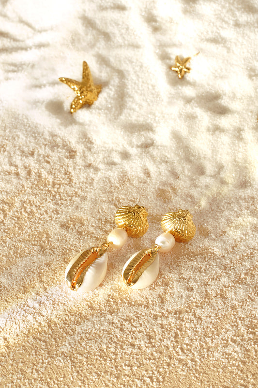 Muschel-Ohrstecker mit Perlen- und Cowrie-Anhänger in gold