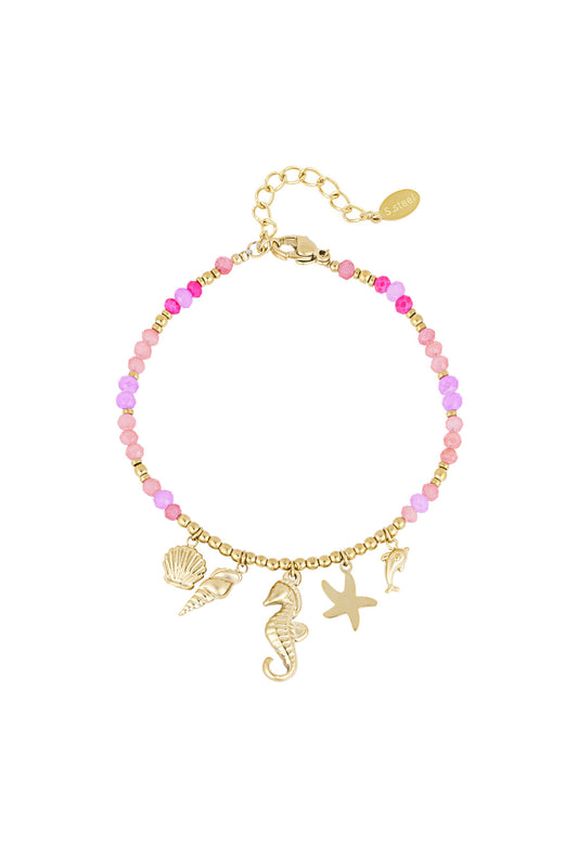 Tropisches Armband mit rosa und lilafarbenen Perlen, verziert mit maritimen Anhängern wie Muschel und Seepferdchen, in gold erhältlich.