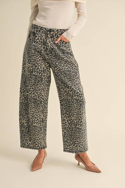 Barrel-Jeans mit Leopardenmuster